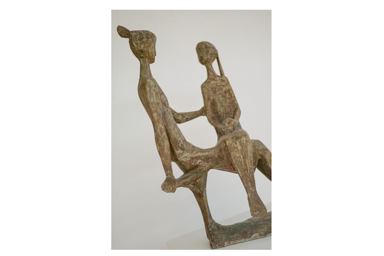 Gottfried Buchberger, "Mutter mit Kind", 1958, Steinguss